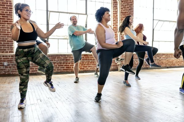 Comment la danse Zumba peut-elle contribuer à une meilleure santé cardiovasculaire et à la perte de poids?